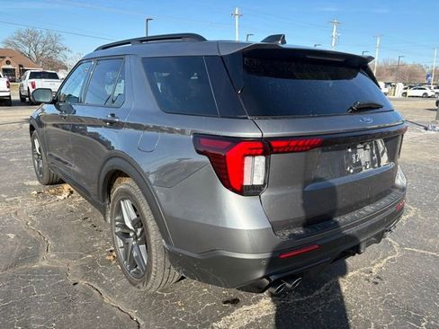 Used 2025 Ford Explorer ST image 3