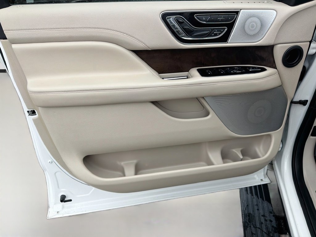 Used 2020 Lincoln Navigator L Reserve w/ Luxury Package AWD/4WD image 24