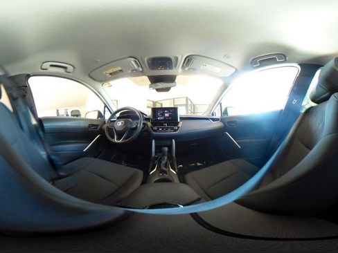 Used 2025 Toyota Corolla Cross LE image 40