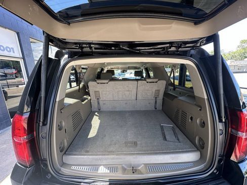 Used 2019 Chevrolet Suburban LT RWD image 12