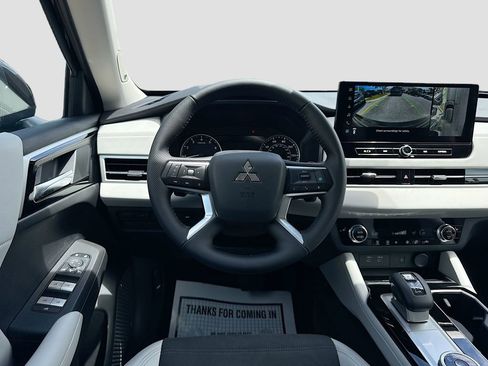 Used 2025 Mitsubishi Outlander SE image 24