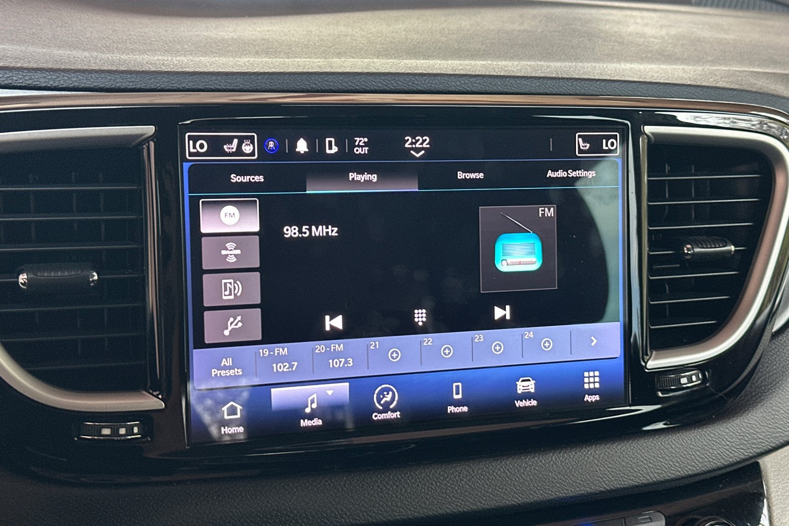 Used 2023 Chrysler Pacifica Touring-L FWD image 19