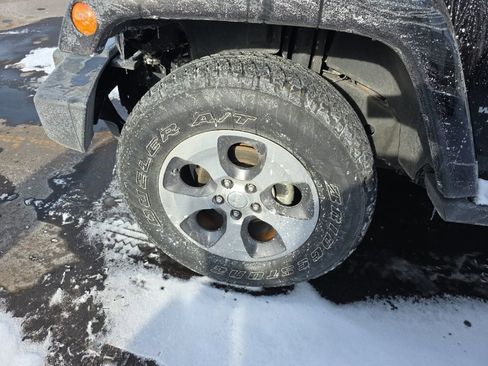 Used 2018 Jeep Wrangler Unlimited Sahara w/ Connectivity Group image 8