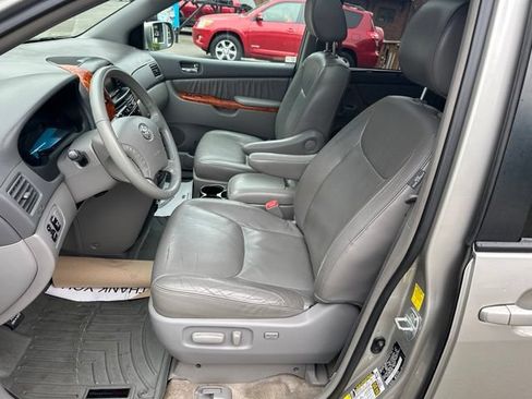 Used 2010 Toyota Sienna XLE FWD image 9