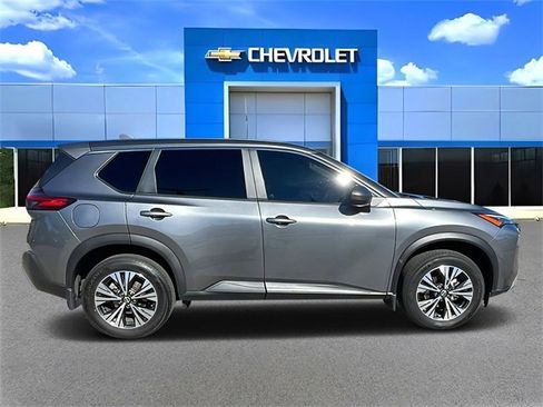 Used 2023 Nissan Rogue SV image 2