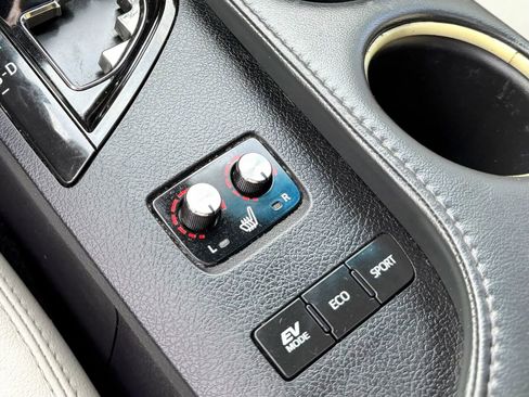 Used 2018 Toyota Avalon Limited image 17