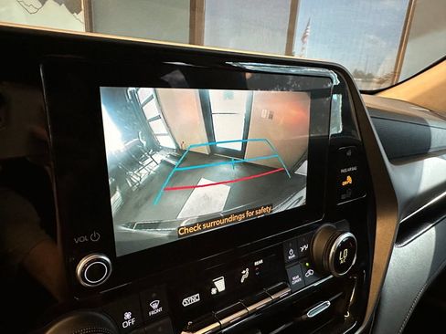 Used 2023 Toyota Highlander LE AWD/4WD image 13