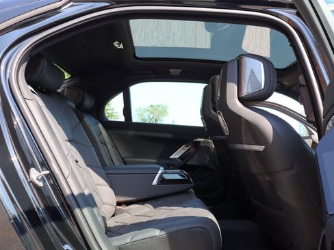Used 2023 BMW i7 xDrive60 AWD/4WD image 17