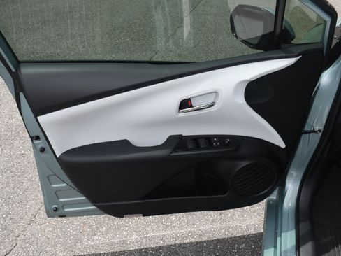 Certified 2022 Toyota Prius Limited w/ Premium Convenience Package FWD image 10