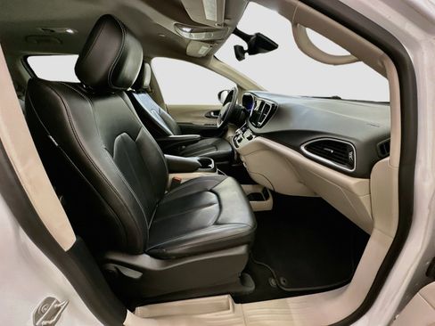 Used 2024 Chrysler Pacifica Touring-L FWD image 33