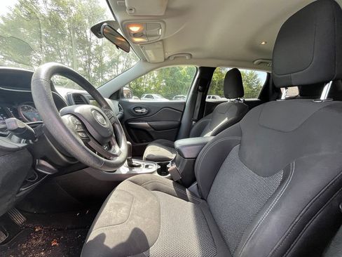 Used 2019 Jeep Cherokee Latitude w/ Popular Appearance Group AWD/4WD image 17