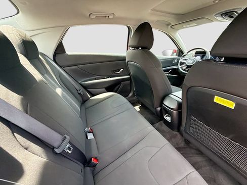 Certified 2025 Hyundai Elantra SEL FWD image 25