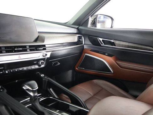 Used 2024 Kia Telluride EX w/ EX Captain's Chair Package image 48