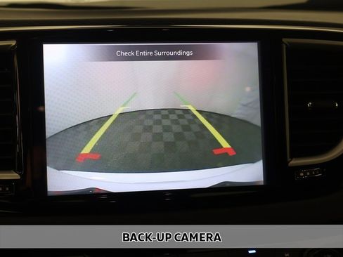 Used 2024 Chrysler Pacifica Touring-L image 5