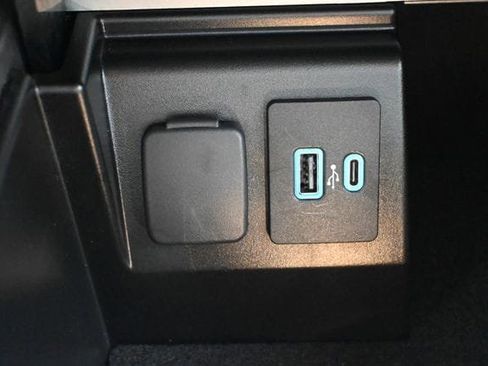 Used 2022 Ford Explorer XLT w/ Equipment Group 202A image 32