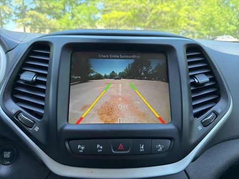 Used 2017 Jeep Cherokee Overland w/ Technology Group AWD/4WD image 16