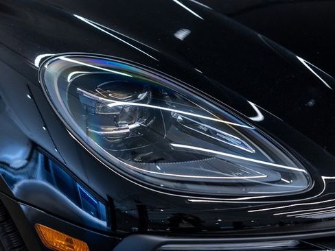 Certified 2025 Porsche Macan image 13
