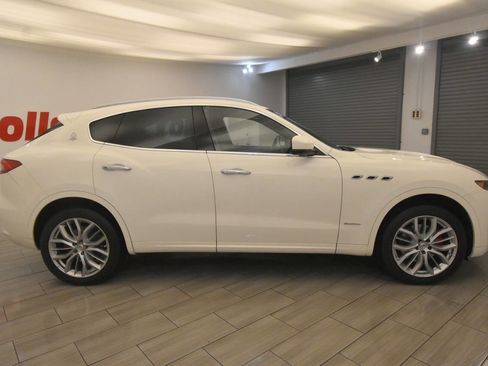 Used 2020 Maserati Levante GranLusso image 6