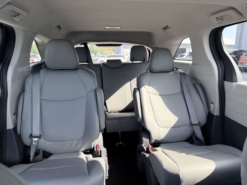 Used 2024 Toyota Sienna XLE FWD image 12