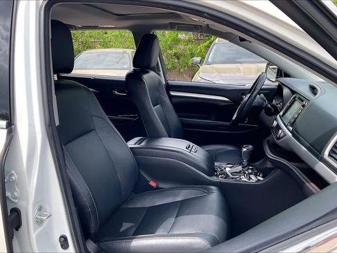 Used 2018 Toyota Highlander XLE image 9
