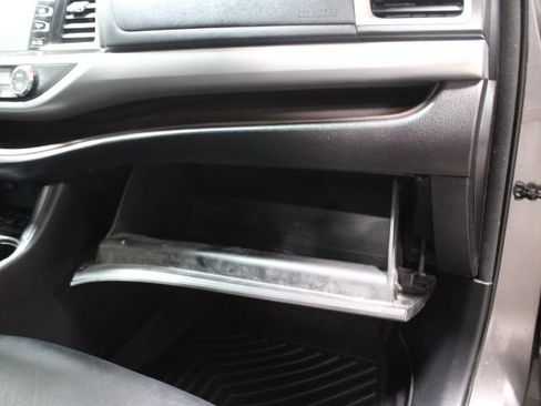 Used 2015 Toyota Highlander XLE image 28