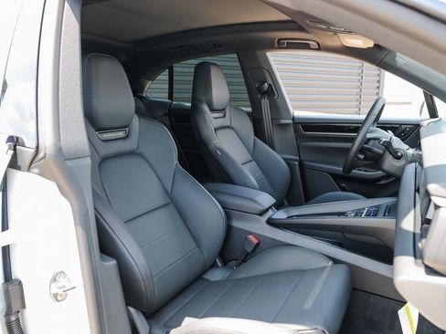 New 2025 Porsche Macan Electric RWD image 28