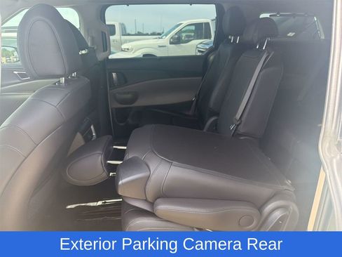 Used 2025 Kia Carnival EX FWD image 8