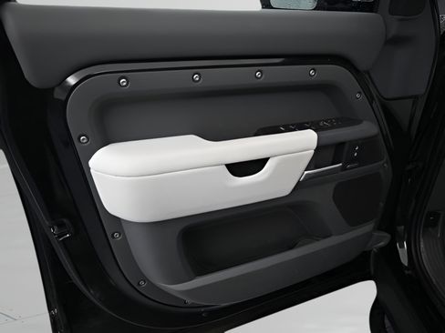Certified 2025 Land Rover Defender 130 X-Dynamic SE AWD/4WD image 33
