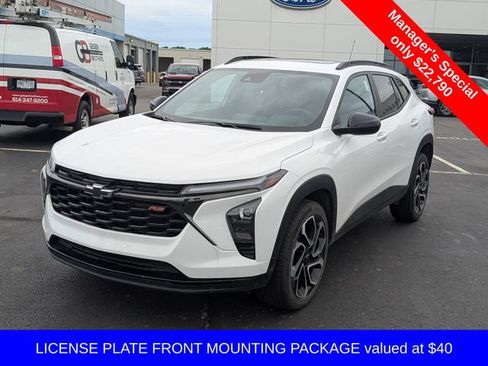 Used 2024 Chevrolet Trax RS w/ Sunroof Package FWD image 3