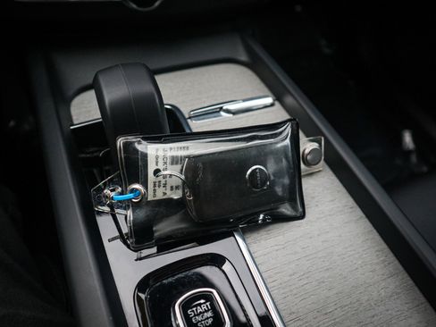 Used 2025 Volvo XC60 B5 Plus image 35