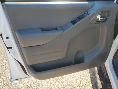 Certified 2020 Nissan Frontier SV w/ Midnight Edition Floor Mats image 16