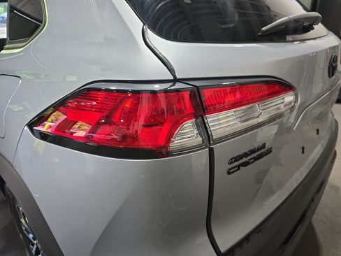Used 2024 Toyota Corolla Cross AWD Hybrid w/ Moonroof Package image 34