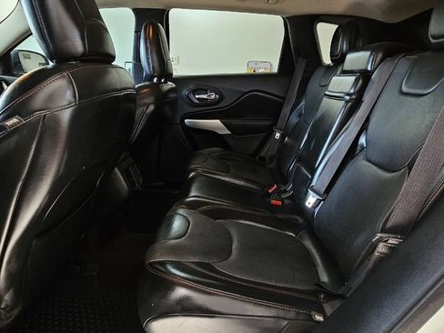 Used 2017 Jeep Cherokee Trailhawk AWD/4WD image 17