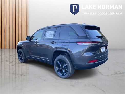 New 2025 Jeep Grand Cherokee Altitude image 7