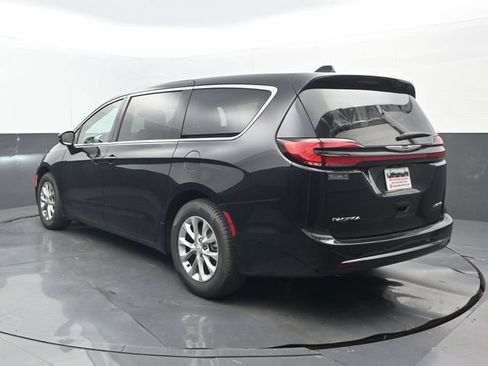 Used 2026 Chrysler Pacifica Limited FWD image 3