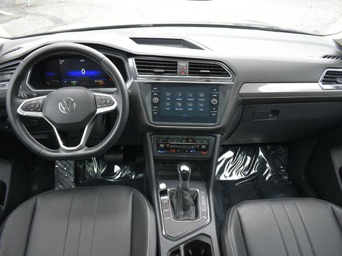 Used 2023 Volkswagen Tiguan SE w/ Panoramic Sunroof Package FWD image 11