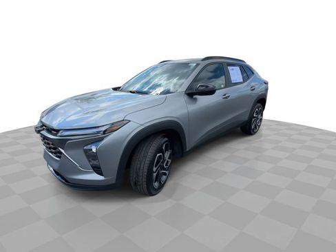 Certified 2025 Chevrolet Trax RS w/ Sunroof Package FWD image 4