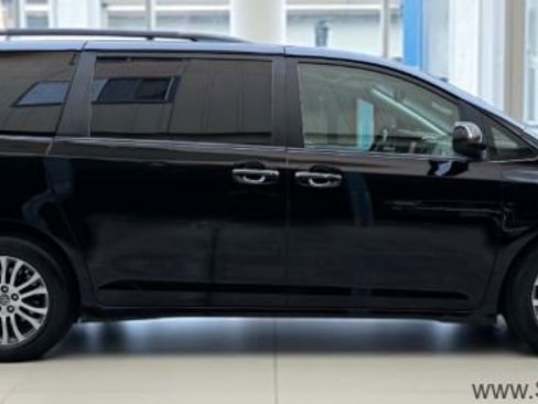 Used 2018 Toyota Sienna XLE image 6