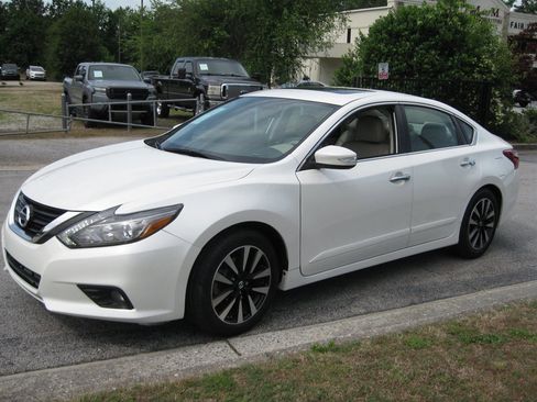 Used 2018 Nissan Altima 2.5 SL w/ 2.5 SL Technology Package FWD image 3