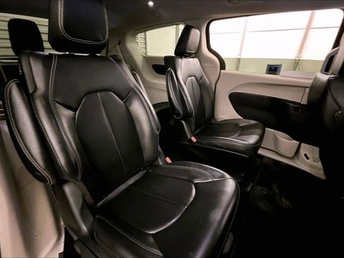 Used 2023 Chrysler Pacifica Touring-L image 26