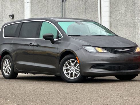 Used 2023 Chrysler Voyager LX image 2