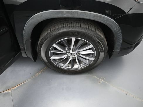 Used 2019 Toyota Highlander XLE AWD/4WD image 39