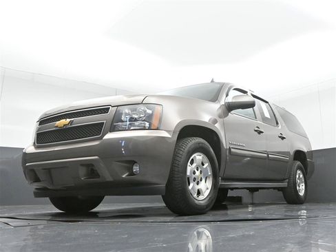Used 2013 Chevrolet Suburban LT RWD image 29