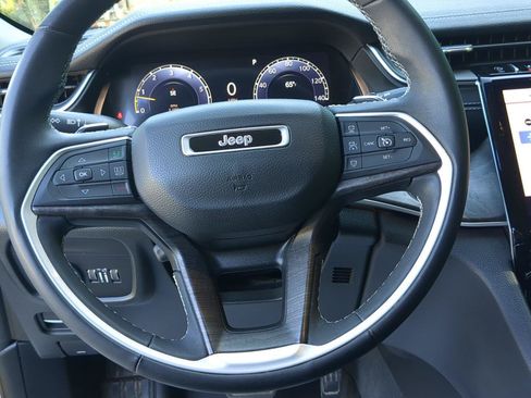 Used 2023 Jeep Grand Cherokee Limited w/ Luxury Tech Group II AWD/4WD image 16