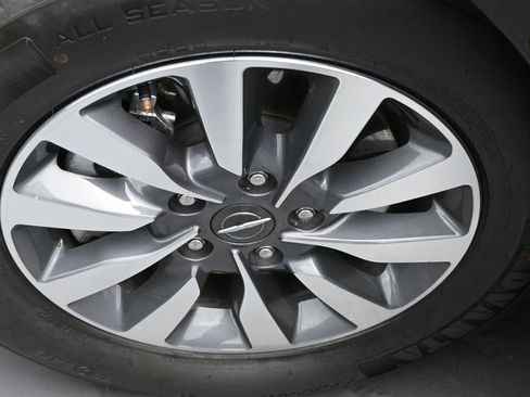 Certified 2024 Chrysler Pacifica Select image 18