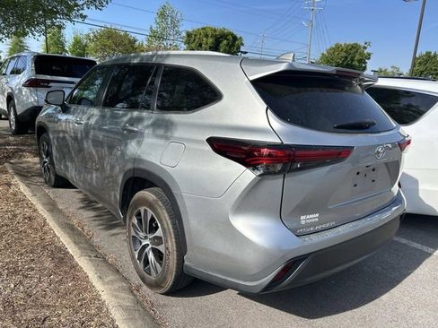 Used 2023 Toyota Highlander XLE image 2