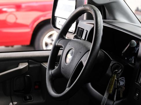 Used 2017 Chevrolet Express 2500 RWD image 10