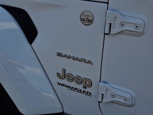 Used 2018 Jeep Wrangler Unlimited Sahara AWD/4WD image 31