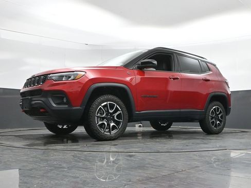 Used 2025 Jeep Compass Trailhawk AWD/4WD image 44