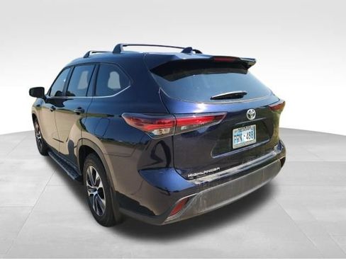 Used 2025 Toyota Highlander XLE FWD image 5
